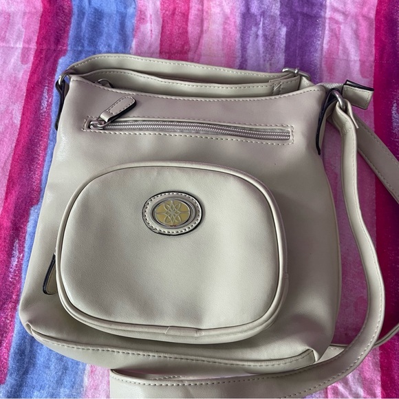 Unbranded cream faux leather crossbody bag adjustable strap front pocket - Picture 3 of 8